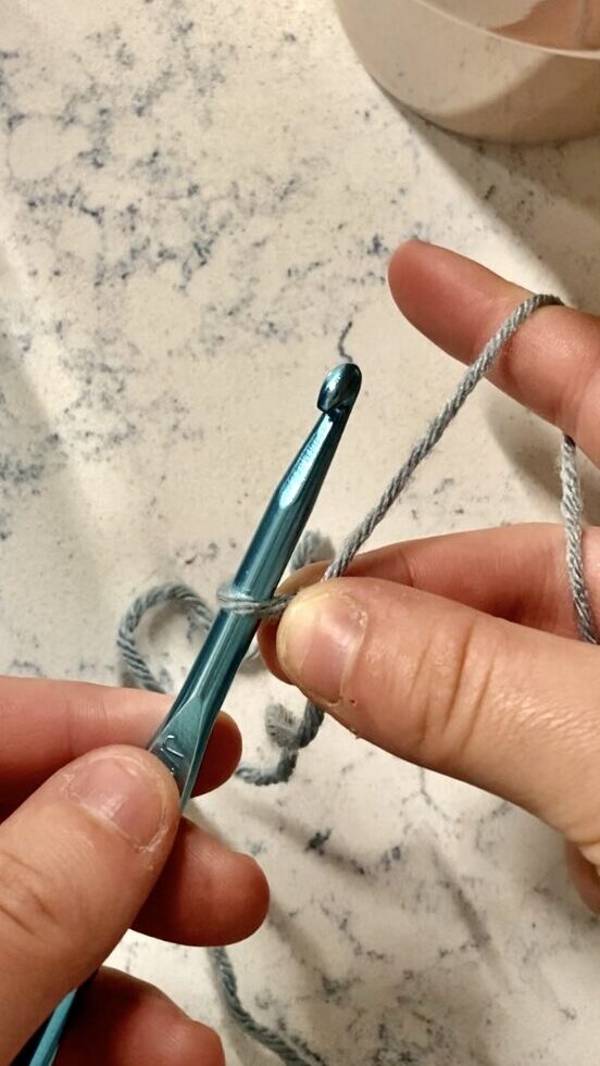 how to hold a crochet hook for lefties